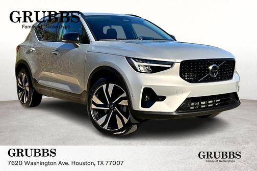 2025 Volvo XC40 B5 Plus Dark Theme