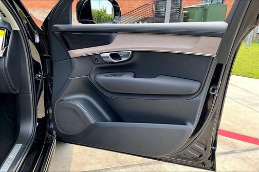 Onyx Black Metallic 2026 Volvo XC90 Plug-In Hybrid T8 Plus 6-Seater