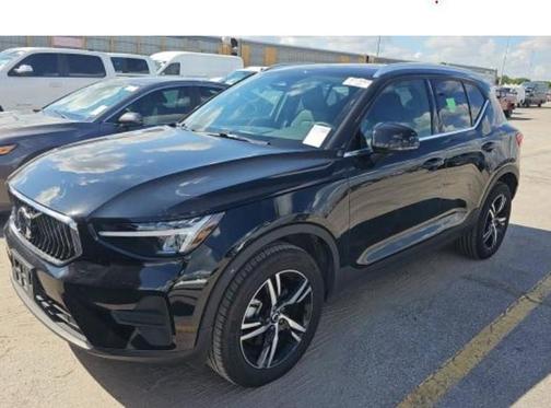 2025 Volvo XC40 B5 Core Bright Theme