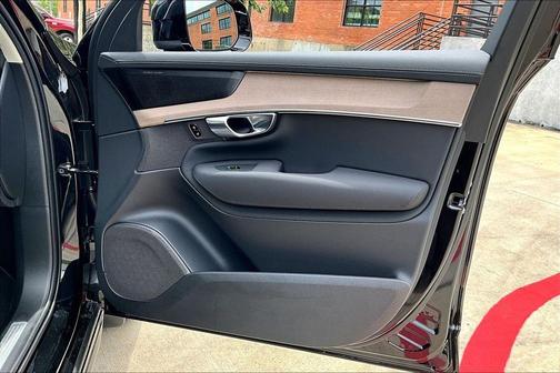 Onyx Black Metallic 2026 Volvo XC90 Plug-In Hybrid T8 Plus 7-Seater