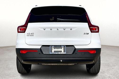 Crystal White 2026 Volvo XC40 B5 Core