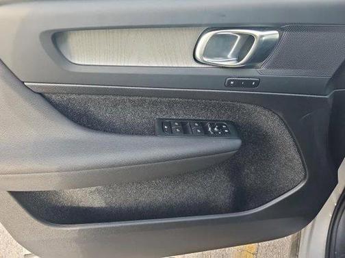 2025 Volvo XC40 B5 Plus Bright Theme