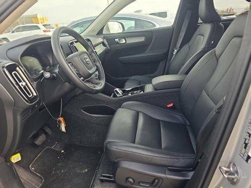 2025 Volvo XC40 B5 Plus Bright Theme