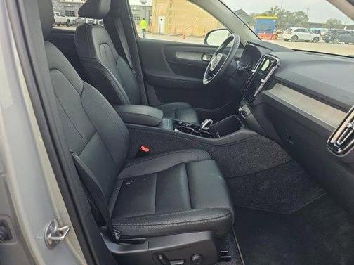 2025 Volvo XC40 B5 Plus Bright Theme