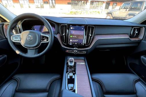 2024 Volvo XC60 Recharge Plug-In Hybrid T8 Ultimate Dark Theme