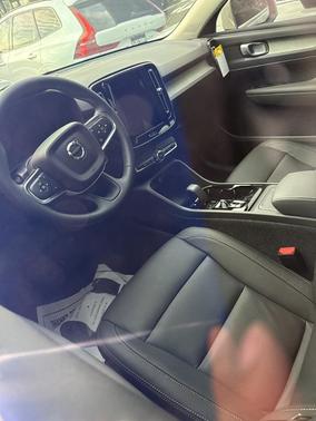 2025 Volvo XC40 B5 Core Bright Theme