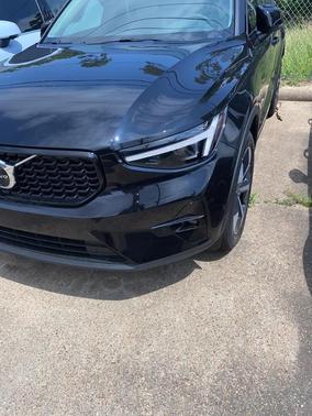 2025 Volvo XC40 B5 Plus Dark Theme