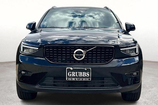 2025 Volvo XC40 B5 Plus Dark Theme