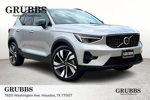 2025 Volvo XC40 B5 Plus Dark Theme