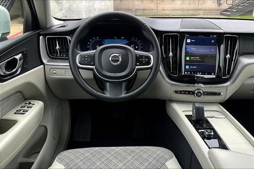 2022 Volvo XC60 B5 Momentum