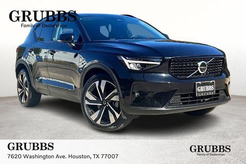 2025 Volvo XC40 B5 Plus Dark Theme