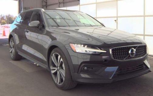 Platinum Grey Metallic 2025 Volvo V60 Cross Country B5 Plus
