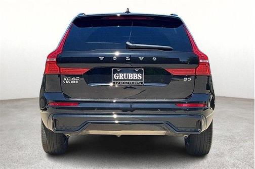 2022 Volvo XC60 B5 R-Design