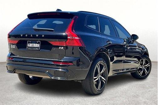 2022 Volvo XC60 B5 R-Design