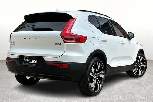 2025 Volvo XC40 B5 Plus Dark Theme