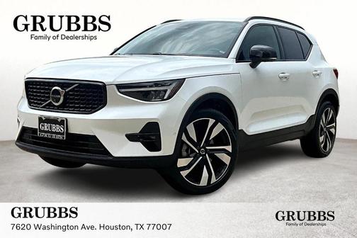 2025 Volvo XC40 B5 Plus Dark Theme