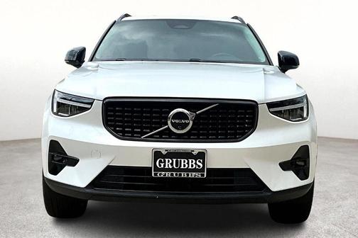 2025 Volvo XC40 B5 Plus Dark Theme