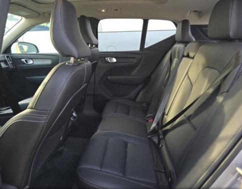 2025 Volvo XC40 B5 Core Bright Theme