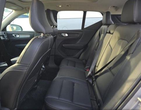 2025 Volvo XC40 B5 Core Bright Theme