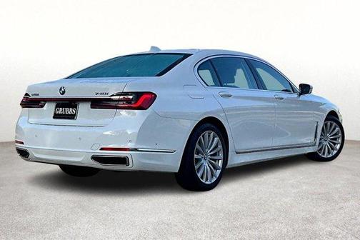 2022 BMW 740 i