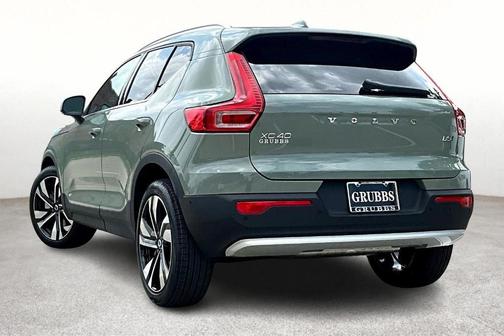 2025 Volvo XC40 B5 Ultra Bright Theme