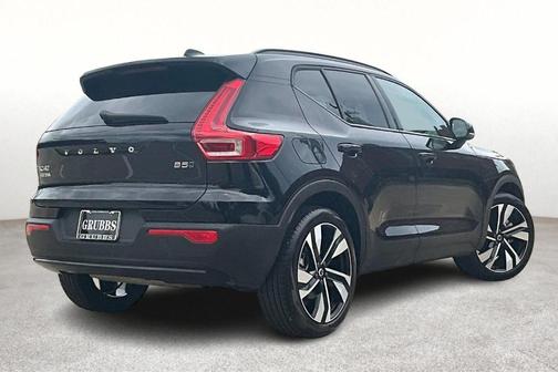 2025 Volvo XC40 B5 Plus Dark Theme