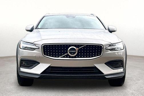 Crystal White Pearl 2025 Volvo V60 Cross Country B5 Plus