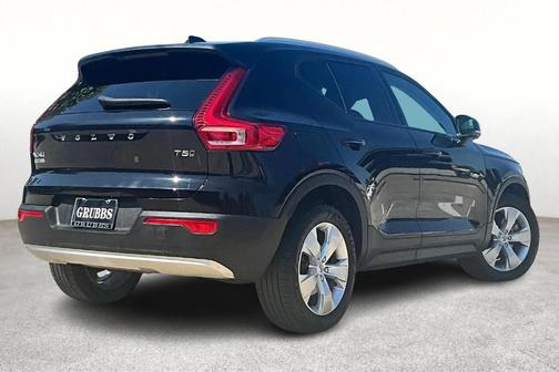 2022 Volvo XC40 T5 Momentum