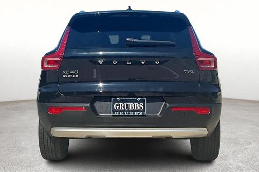 2022 Volvo XC40 T5 Momentum