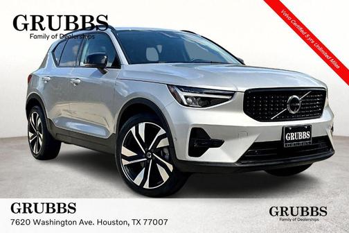 2025 Volvo XC40 B5 Plus Dark Theme