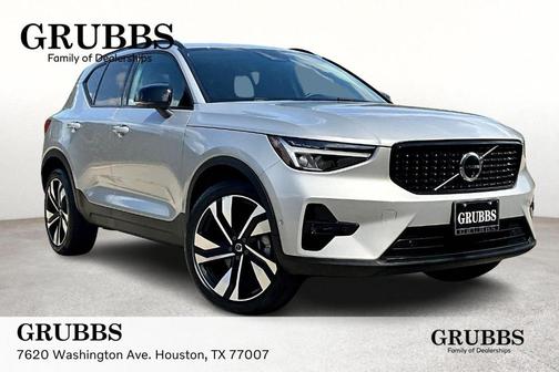 2025 Volvo XC40 B5 Plus Dark Theme