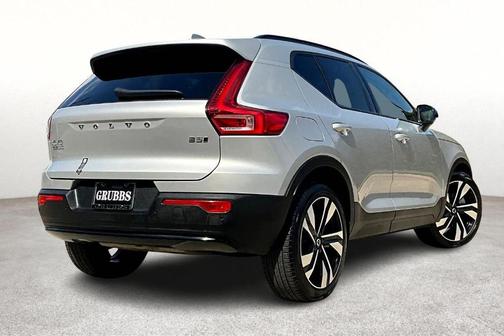 2025 Volvo XC40 B5 Plus Dark Theme
