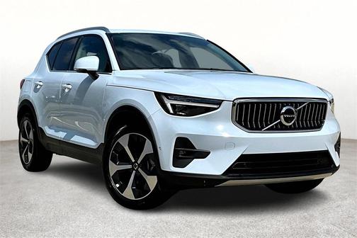 2025 Volvo XC40 B5 Plus Bright Theme