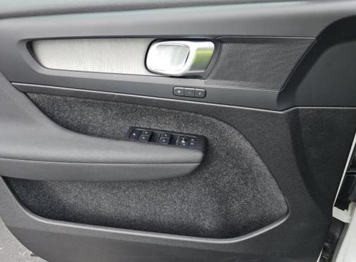 2025 Volvo XC40 B5 Core Bright Theme