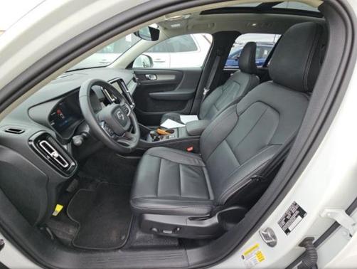 2025 Volvo XC40 B5 Core Bright Theme