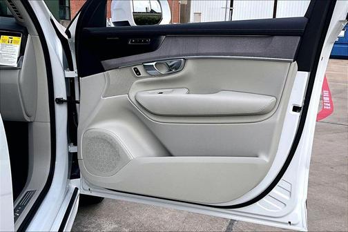 Crystal White Pearl 2026 Volvo XC90 Plug-In Hybrid T8 Ultra 7-Seater