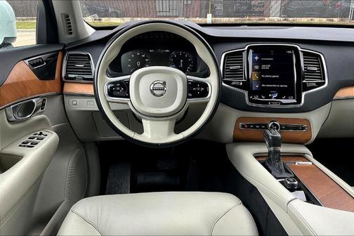 2022 Volvo XC90 T6 Momentum 7 Passenger