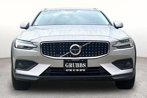 Bright 2025 Volvo V60 Cross Country B5 Plus