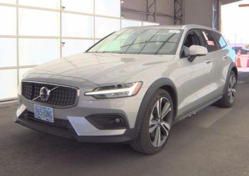 Bright 2025 Volvo V60 Cross Country B5 Plus