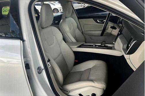 2024 Volvo V60 Cross Country B5 Plus