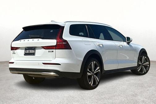2024 Volvo V60 Cross Country B5 Plus