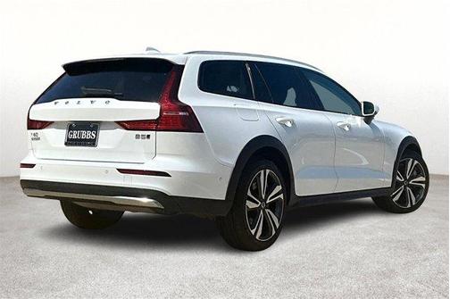 2024 Volvo V60 Cross Country B5 Plus