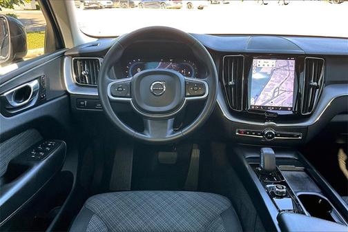 2022 Volvo XC60 B5 Momentum