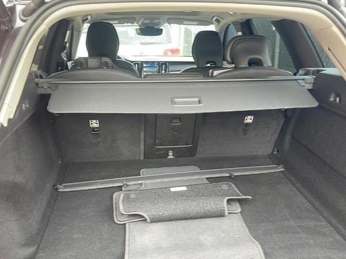 2022 Volvo XC60 B5 Momentum