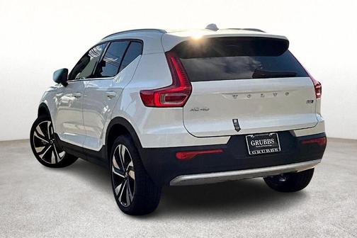 2025 Volvo XC40 B5 Ultra Bright Theme