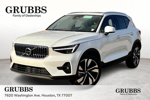 2025 Volvo XC40 B5 Ultra Bright Theme