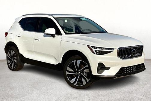 2025 Volvo XC40 B5 Ultra Bright Theme