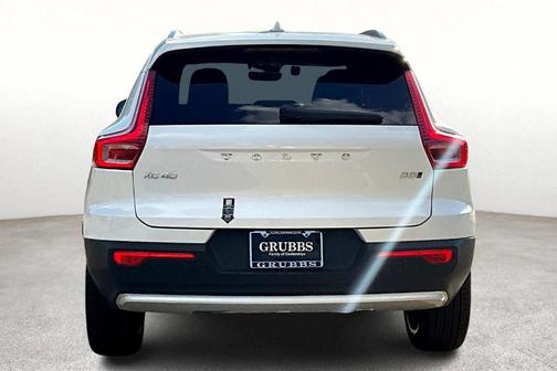 2025 Volvo XC40 B5 Ultra Bright Theme