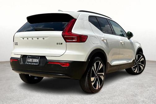2025 Volvo XC40 B5 Plus Dark Theme