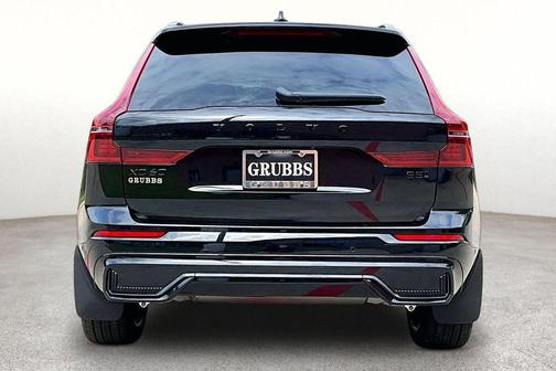 Onyx Black Metallic 2026 Volvo XC60 B5 Ultra Black Edition